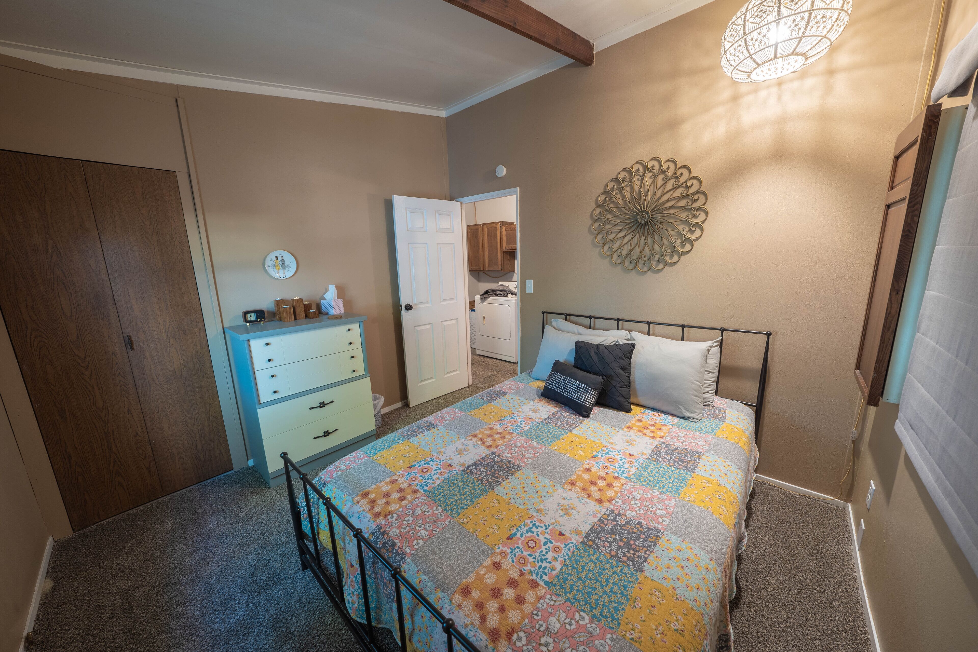 2 slaapkamers, een bureau, een strijkplank/strijkijzer, gratis wifi