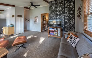 Smart TV, livros, biblioteca musical, aparelho de som