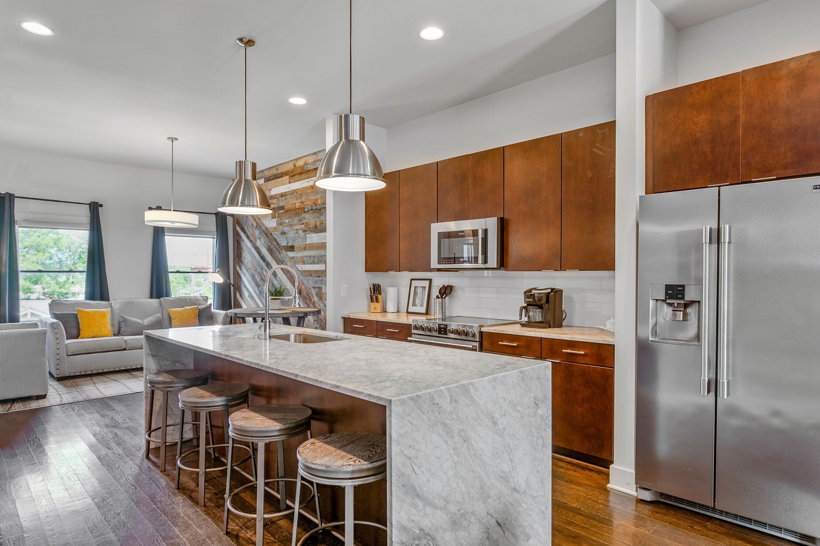 Refrigerador, microondas, horno y parrilla de estufa 