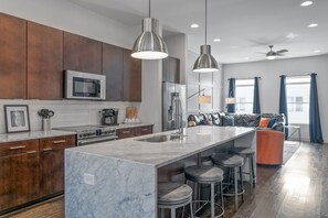 Refrigerador, microondas, horno y parrilla de estufa 