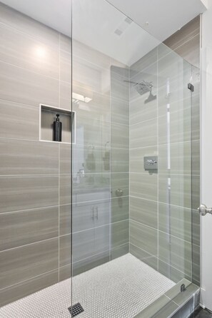 Combined shower/bathtub, hair dryer, towels, soap