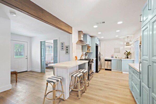 Fridge, microwave, oven, stovetop - Stylish Home w/ Private Pool Near Kemah Boardwalk (Kemah Area)