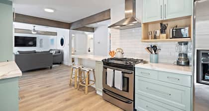 Stylish Home w/ Private Pool Near Kemah Boardwalk