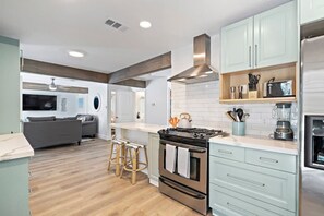 Kjøleskap, mikrobølgeovn, ovn og kokeplater