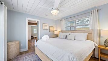 3 habitaciones, escritorio y tabla de planchar con plancha