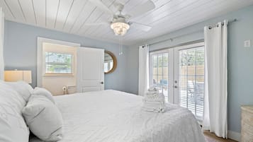 3 habitaciones, escritorio y tabla de planchar con plancha