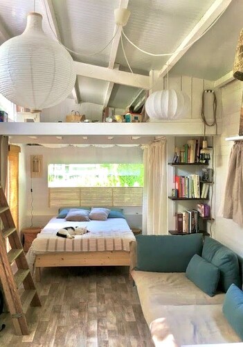 Tiny House La Cabane nestled under the trees 5 minutes from the beach