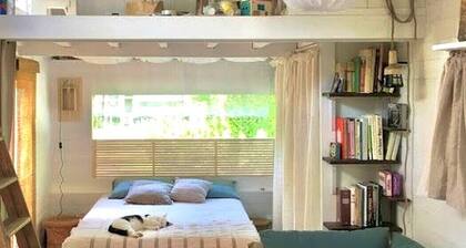 Tiny House La Cabane nestled under the trees 5 minutes from the beach