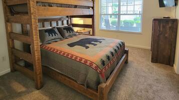 3 bedrooms, desk, iron/ironing board, free WiFi