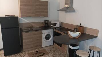 Réfrigérateur, micro-ondes, four, plaque de cuisson