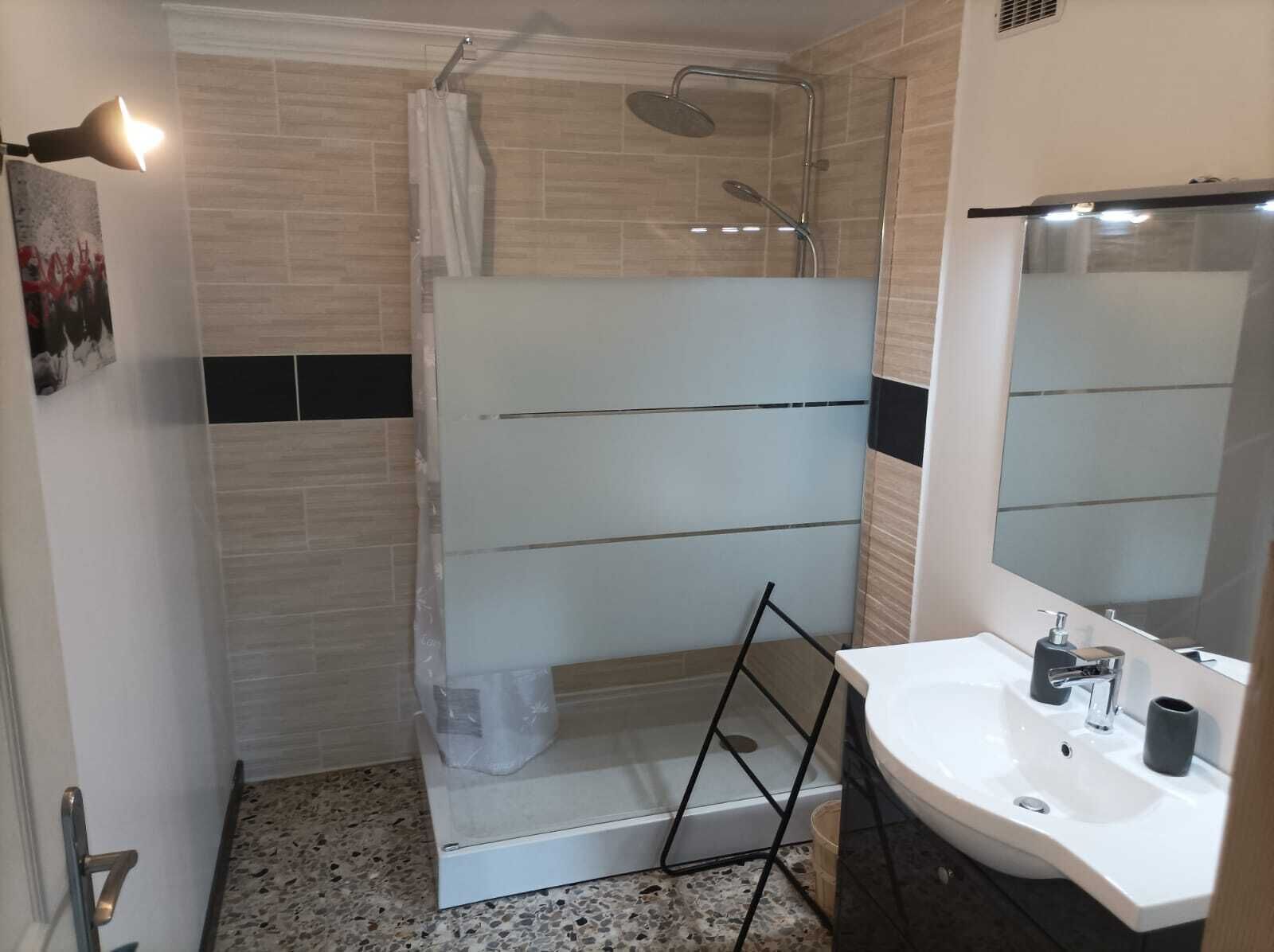 Dusche, Seife, Toilettenpapier