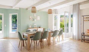 Dining - Beautiful air-conditioned villa, sleeps 11, private pool, near Moriani Plage. (Talasani)