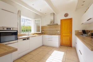 Fridge, microwave, oven, stovetop - Beautiful air-conditioned villa, sleeps 11, private pool, near Moriani Plage. (Talasani)