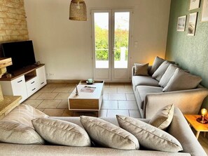 Smart TV, chimenea, libros