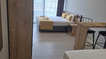 Driepersoonskamer | Een bureau, verduisterende gordijnen, gratis babybedden, gratis wifi