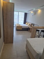 Habitación triple | Escritorio, cortinas opacas, cunas gratuitas y wifi gratis