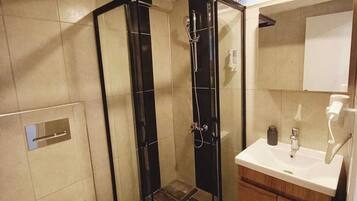 샤워 시설, 무료 세면용품, 헤어드라이어, 슬리퍼