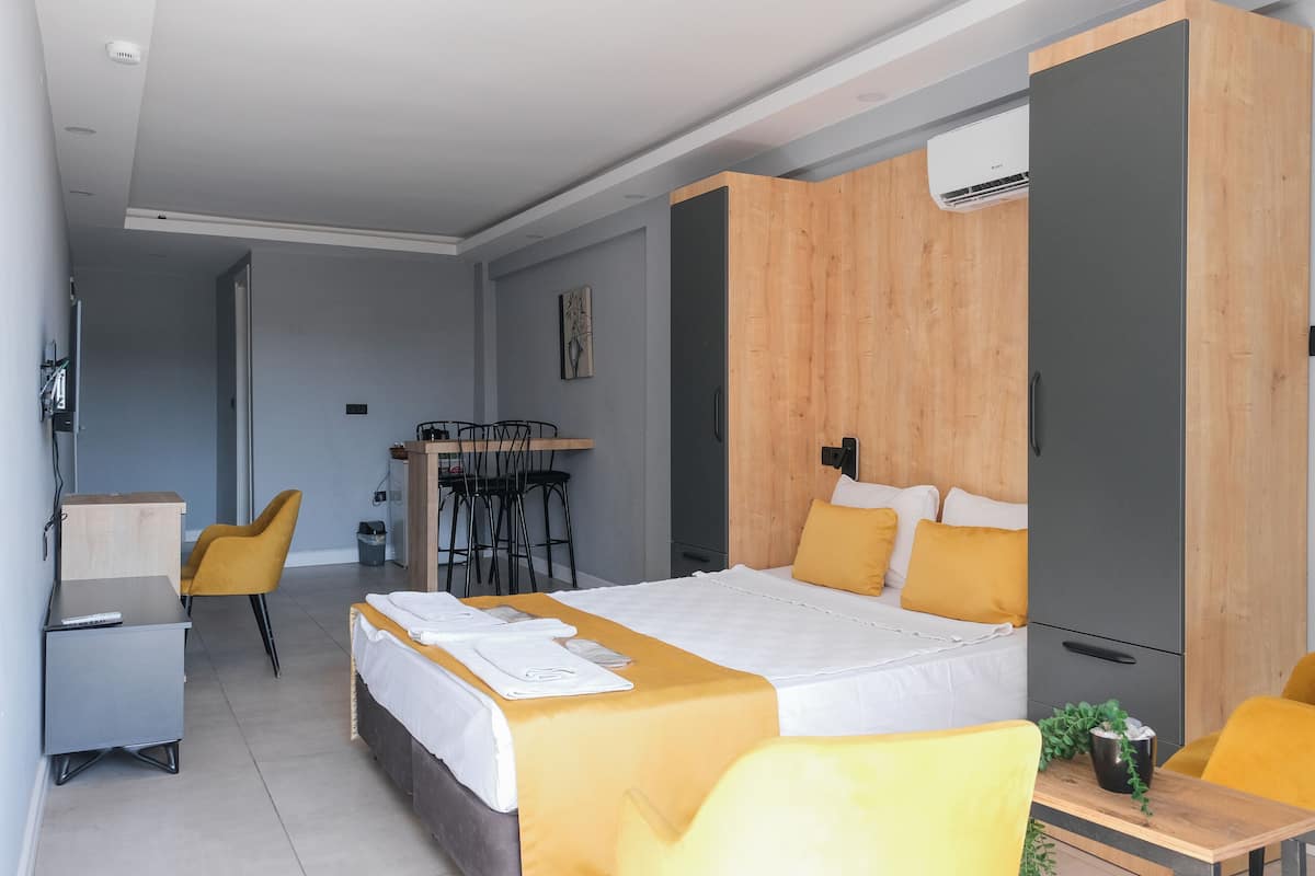 Classic Double or Twin Room | 1 bedroom, blackout drapes, free WiFi, bed sheets