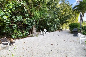 Property grounds - Cute and Comfy Retreat on Sanibel Island, Pool, Bikes (Sanibel)