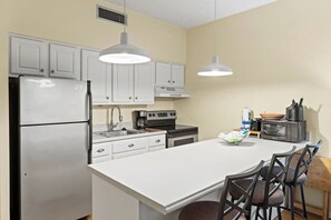 Fridge, microwave, oven, stovetop - Cute and Comfy Retreat on Sanibel Island, Pool, Bikes (Sanibel)