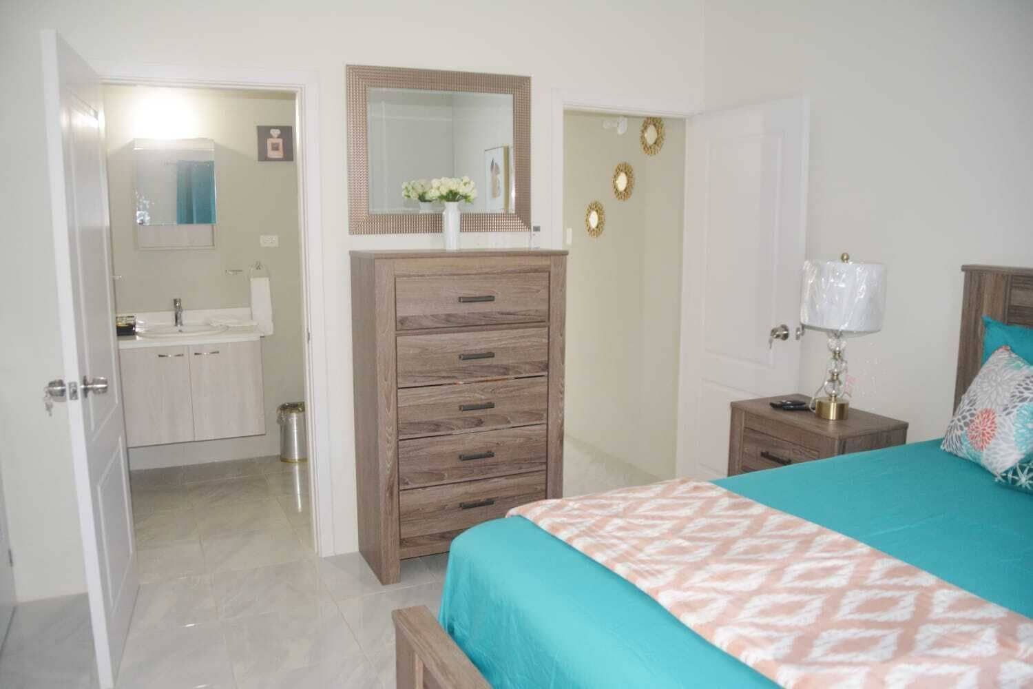 2 slaapkamers, een bureau, een strijkplank/strijkijzer, reisbedje