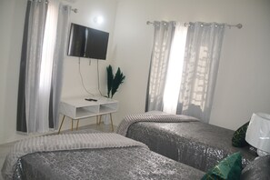 2 habitaciones, escritorio y tabla de planchar con plancha 