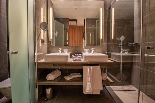 Douche, douche à « effet pluie », articles de toilette gratuits