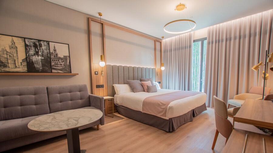 Hotel Giralda Center