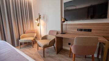 Luxe beddengoed, een minibar, een kluis op de kamer, een bureau