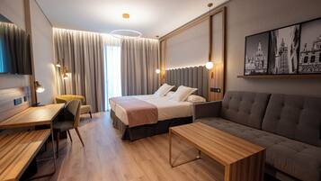 Habitación estándar | Ropa de cama de alta calidad, minibar, caja fuerte y escritorio