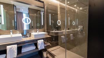 Standaard kamer | Badkamer | Een douche, een regendouche, gratis toiletartikelen, een haardroger
