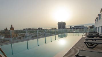 Una piscina al aire libre de temporada