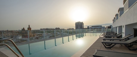 Una piscina al aire libre de temporada