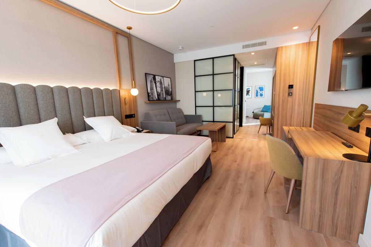 Superior-Zimmer | Hochwertige Bettwaren, Minibar, Zimmersafe, Schreibtisch