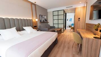 Habitación superior | Ropa de cama de alta calidad, minibar, caja fuerte y escritorio