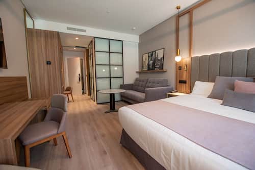 Hochwertige Bettwaren, Minibar, Zimmersafe, Schreibtisch