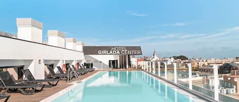 Piscine extérieure en saison