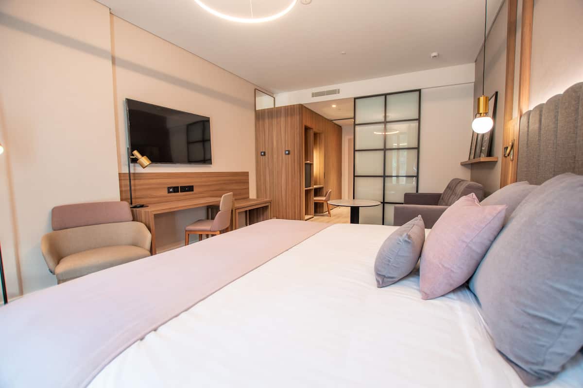 1 bedroom, premium bedding, minibar, in-room safe