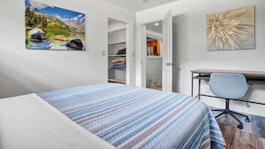 Unclassified image, 2 of 33, button - 4BR Downtown Basecamp - Walk to Everything (Salida)