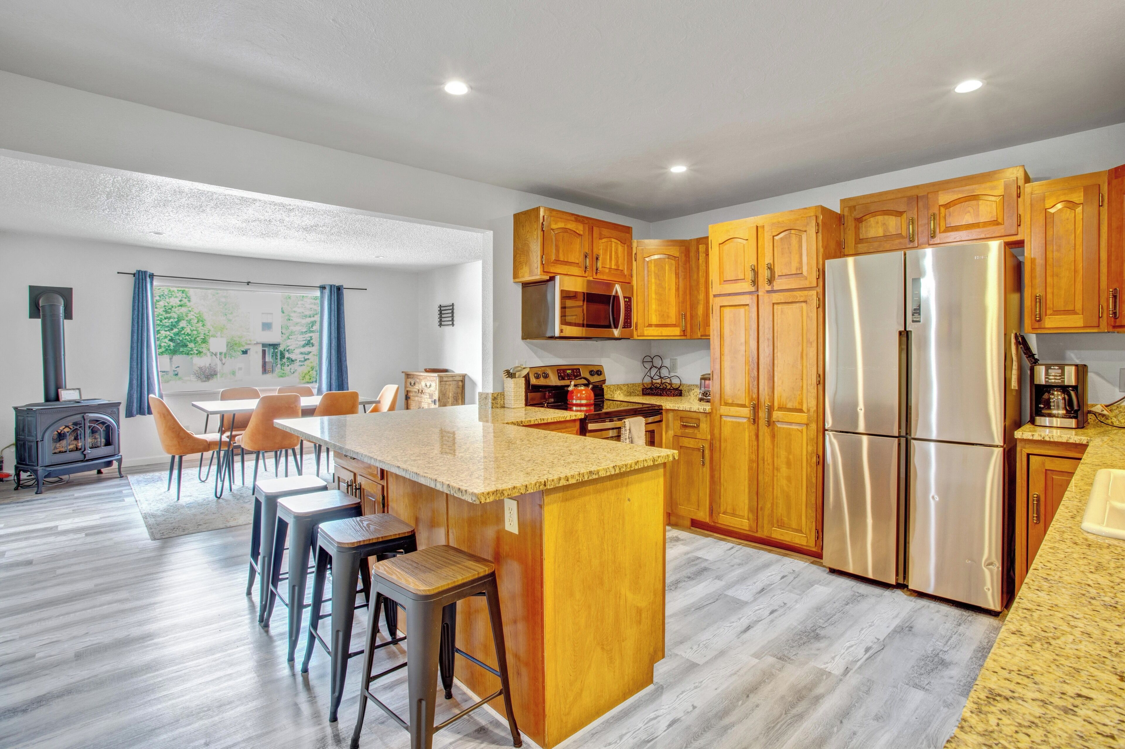 Jääkaappi, mikroaaltouuni, uuni, liesi