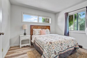 4 habitaciones, escritorio y tabla de planchar con plancha