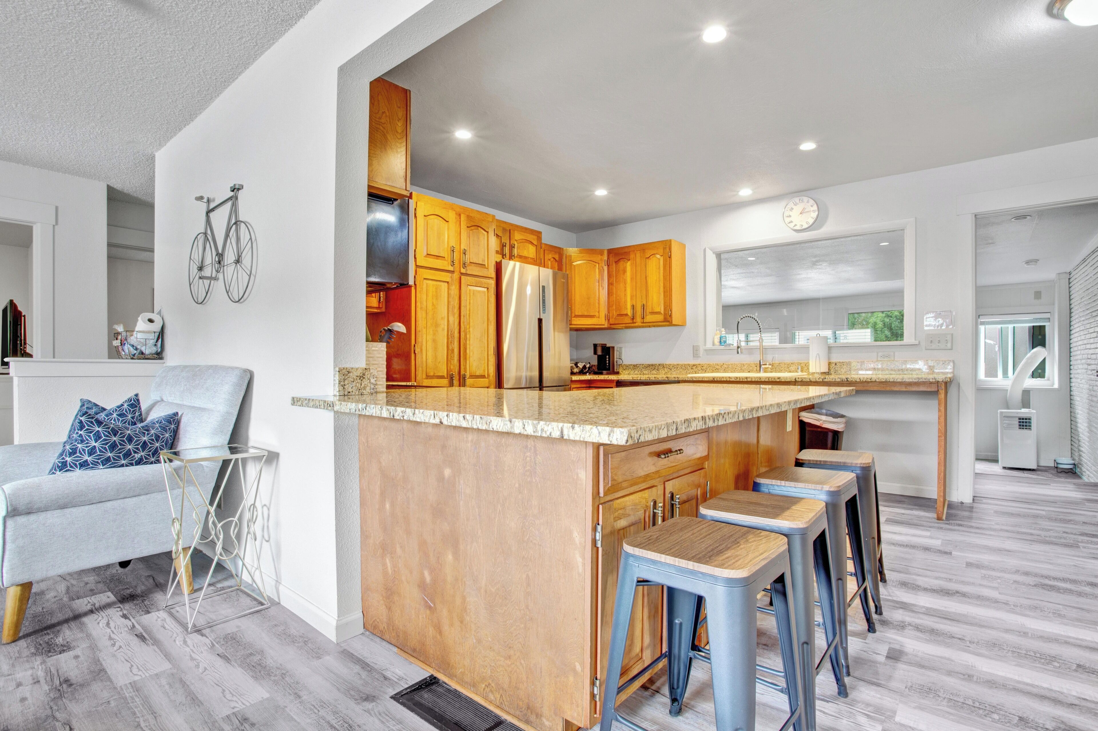 Jääkaappi, mikroaaltouuni, uuni, liesi