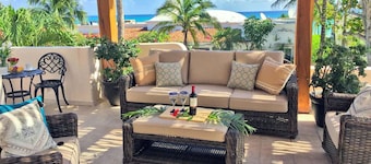 Oceanview villa, steps from the beach. Private pool / BBQ