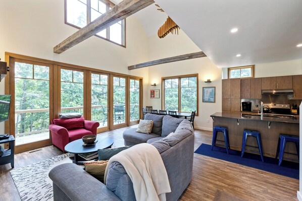 Televisie, een open haard en een kantoor