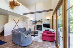 Televisie, een open haard en een kantoor