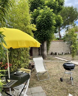 Outdoor dining - SMALL STUDIO ON GARDEN - CITY CENTER - FREE PARKING - BICYCLE SHELTER  (La Rochelle)