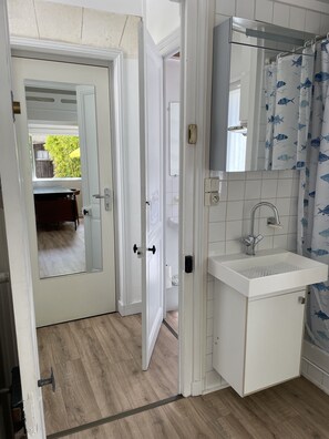 Shower, hair dryer, towels, soap - SMALL STUDIO ON GARDEN - CITY CENTER - FREE PARKING - BICYCLE SHELTER  (La Rochelle)