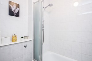 Douche, articles de toilette (gratuits), séchoir à cheveux