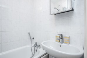 Regadera, amenidades de baño gratuitas, secadora de cabello 