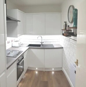 Frigorifero, microonde, forno, piano cottura